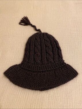 LUCY BARLOW Knit Cable Bucket Hat with Tassel .